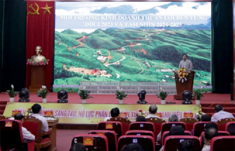 Les consultants de DDCI discutent de certaines solutions pour améliorer les indices des composants dans le district de Cao Loc