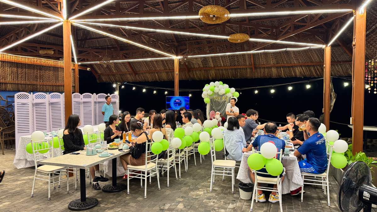 Los turistas comen en un restaurante en la costa de Phan Thiet. Foto: Duy Tuan