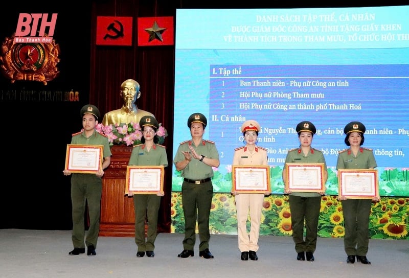 Cérémonie de remise des prix du concours « Excellents cadres syndicaux féminins de base » de la police de Thanh Hoa