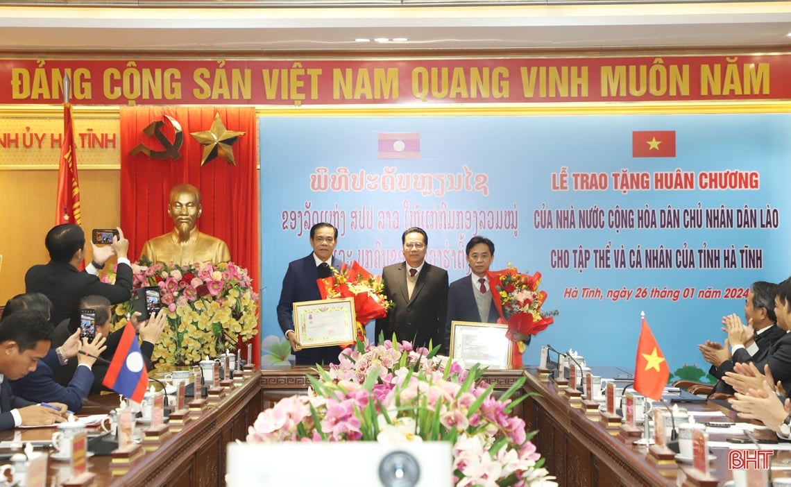 Remise de la Médaille du Travail de Première Classe de l'État du Laos à la province de Ha Tinh