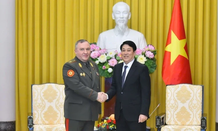 El presidente Luong Cuong recibe al ministro de Defensa bielorruso, Khrenin Viktor Gennadievich