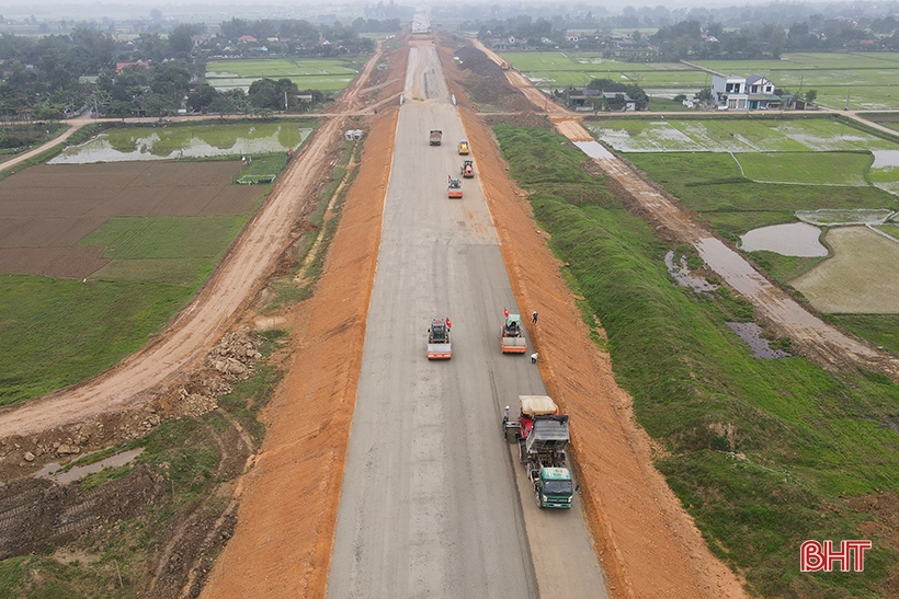 Nhộn nhịp công trường cao tốc Bắc – Nam qua Hà Tĩnh ngày cận tết