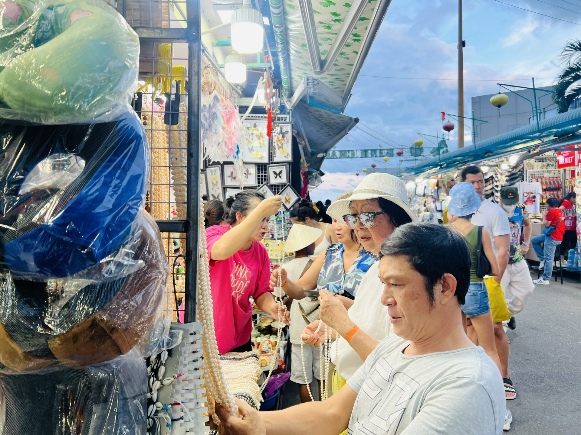 ニャチャンのナイトマーケットで買い物をする観光客。