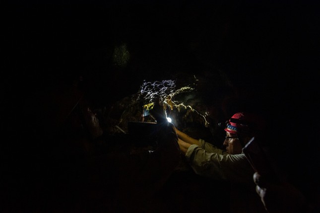 'Entrando' en la cueva volcánica más magnífica del sudeste asiático en Dak Nong foto 7