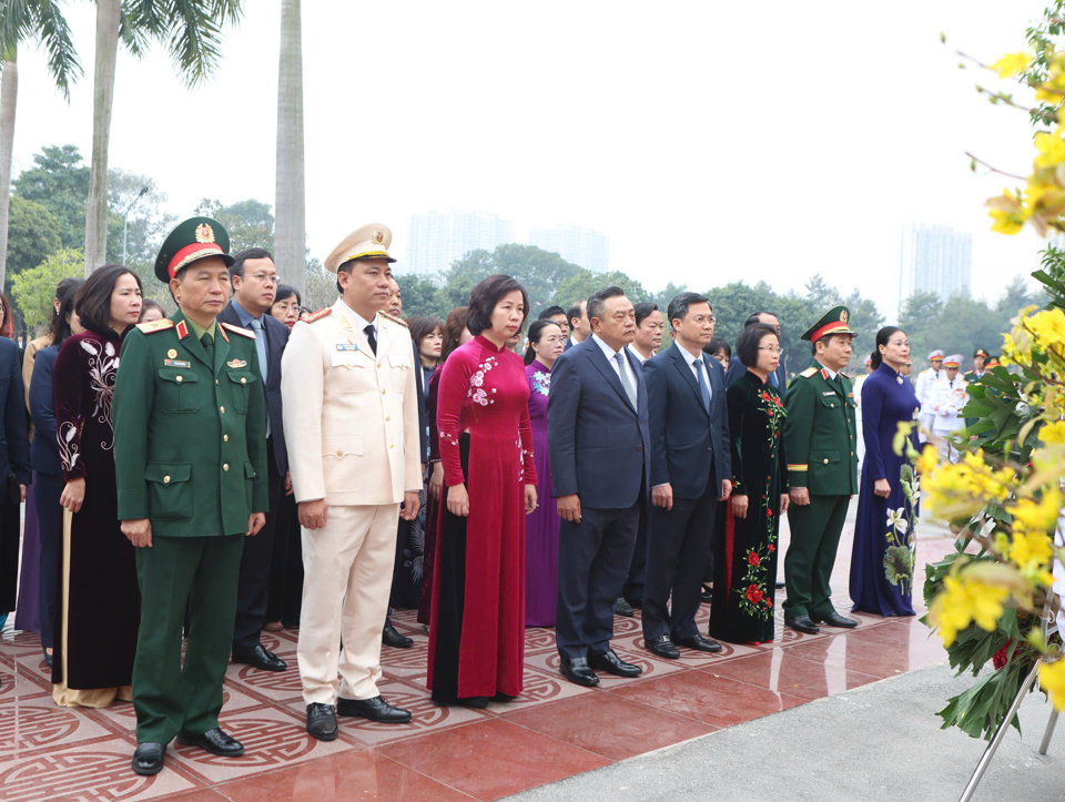 Đoàn đại biểu Thành ủy - HĐND - UBND - Ủy ban MTTQ Việt Nam TP Hà Nội tưởng niệm các vị tiền bối cách mạng và các anh hùng, liệt sĩ tại Nghĩa trang Mai Dịch.