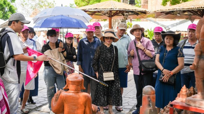 מדריך טיולים מספק מידע על אטרקציות תיירותיות לתיירים בסיור. צילום: תיירות וייטנאם