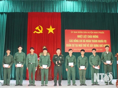 Ninh Phuoc: Encuentro con soldados que han completado su servicio militar y han regresado a sus lugares de origen en 2025