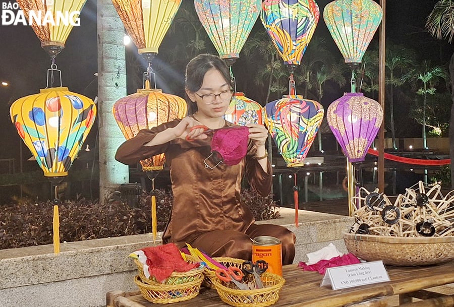 De nombreux stands traditionnels sont préparés pour que les visiteurs puissent les découvrir et les explorer. Sur la photo : un stand de lanternes est en cours de préparation pour servir les touristes. Photo: THU HA