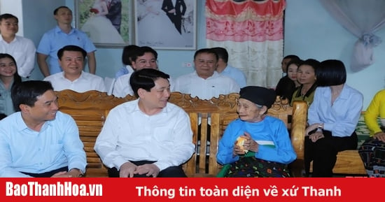 Le président Luong Cuong visite, offre des cadeaux aux familles politiques et encourage les officiers et les soldats du poste frontière de Bat Mot