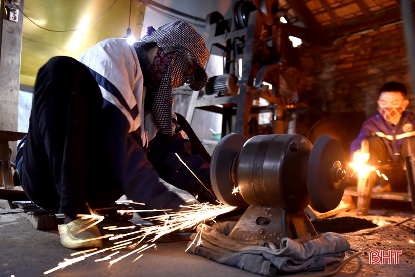 Trung Luong blacksmith village resounds with the sound of hammers