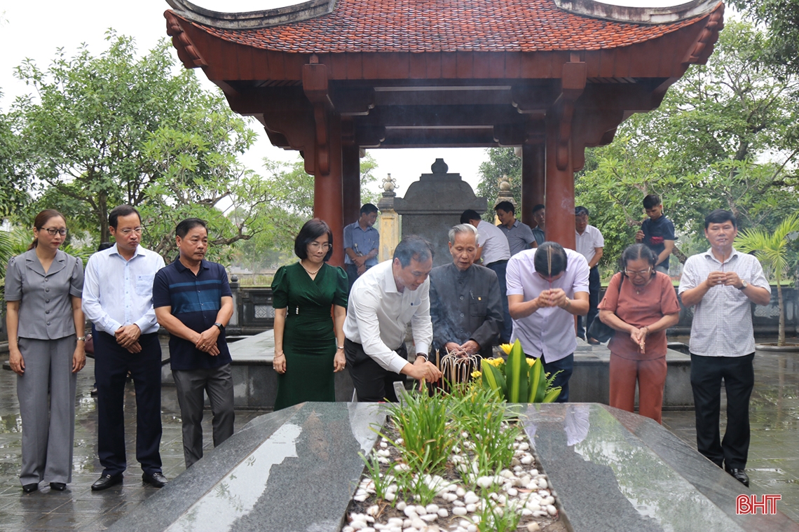 El Secretario Provincial del Partido asiste a la ceremonia de ofrenda de libros en el sitio de la reliquia del gran poeta Nguyen Du