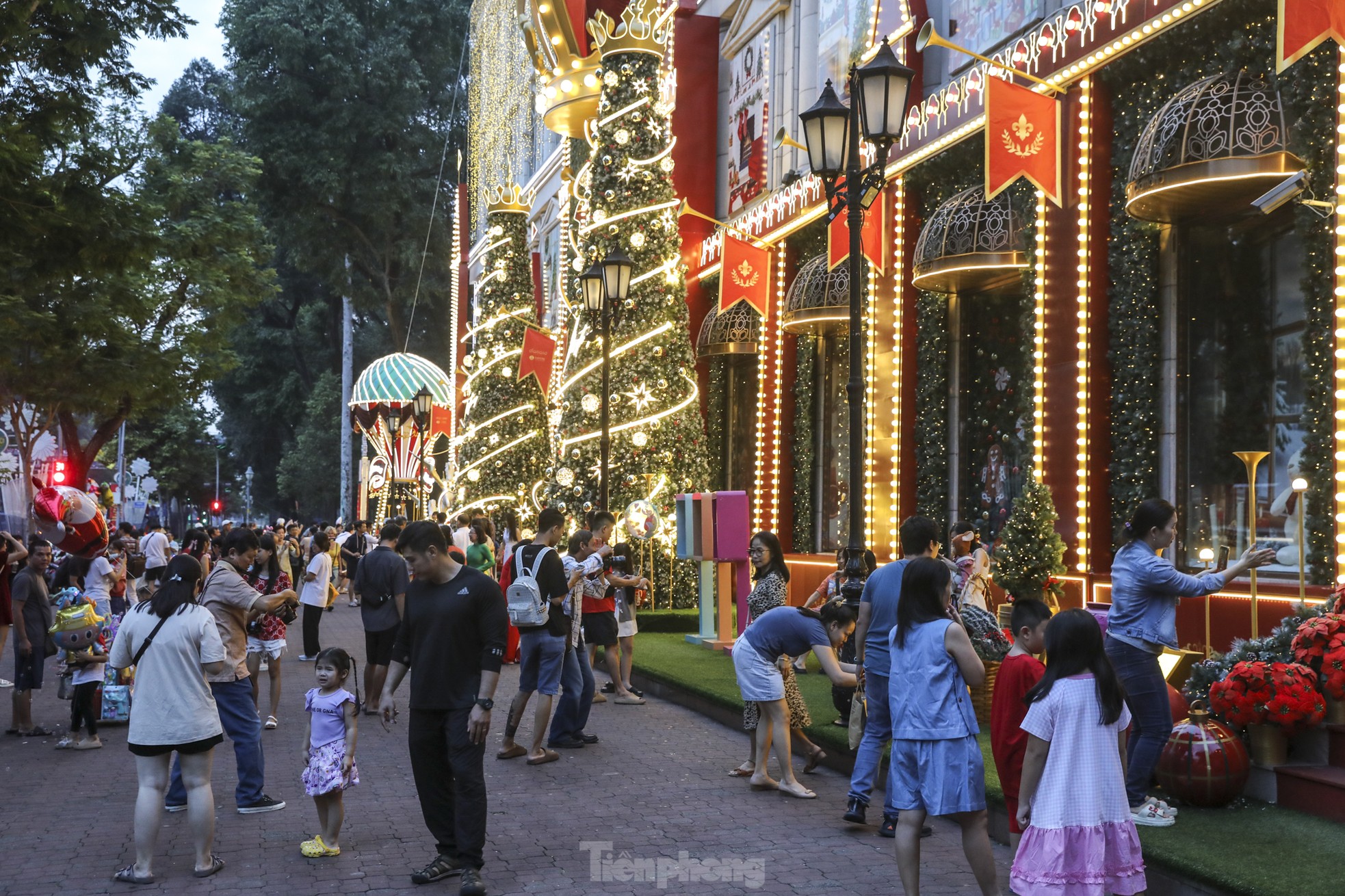 Christmas atmosphere comes early, young people in Ho Chi Minh City are fascinated with checking in photo 1