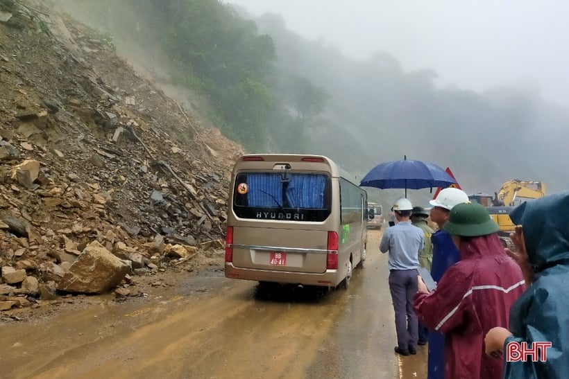 Réparation du glissement de terrain, dégagement de la route menant au poste frontière international de Cau Treo