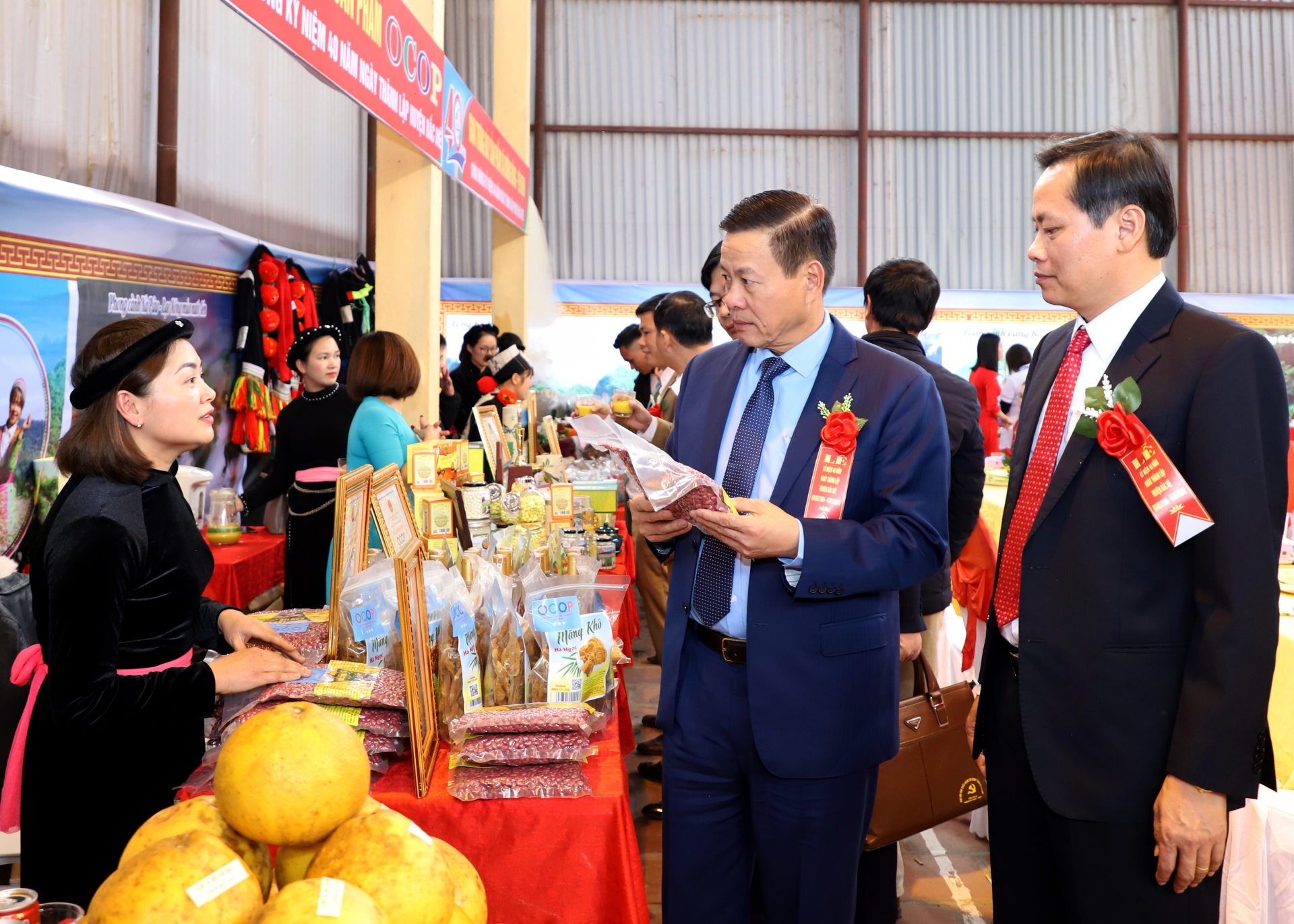 Der Vorsitzende des Volkskomitees der Provinz, Nguyen Van Son, besuchte den Stand mit typischen Produkten des Bezirks Bac Me.