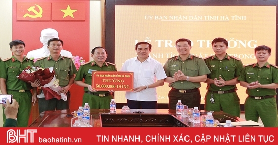 Trao thưởng Công an huyện Lộc Hà về thành tích xuất sắc trong đấu tranh phòng chống tội phạm