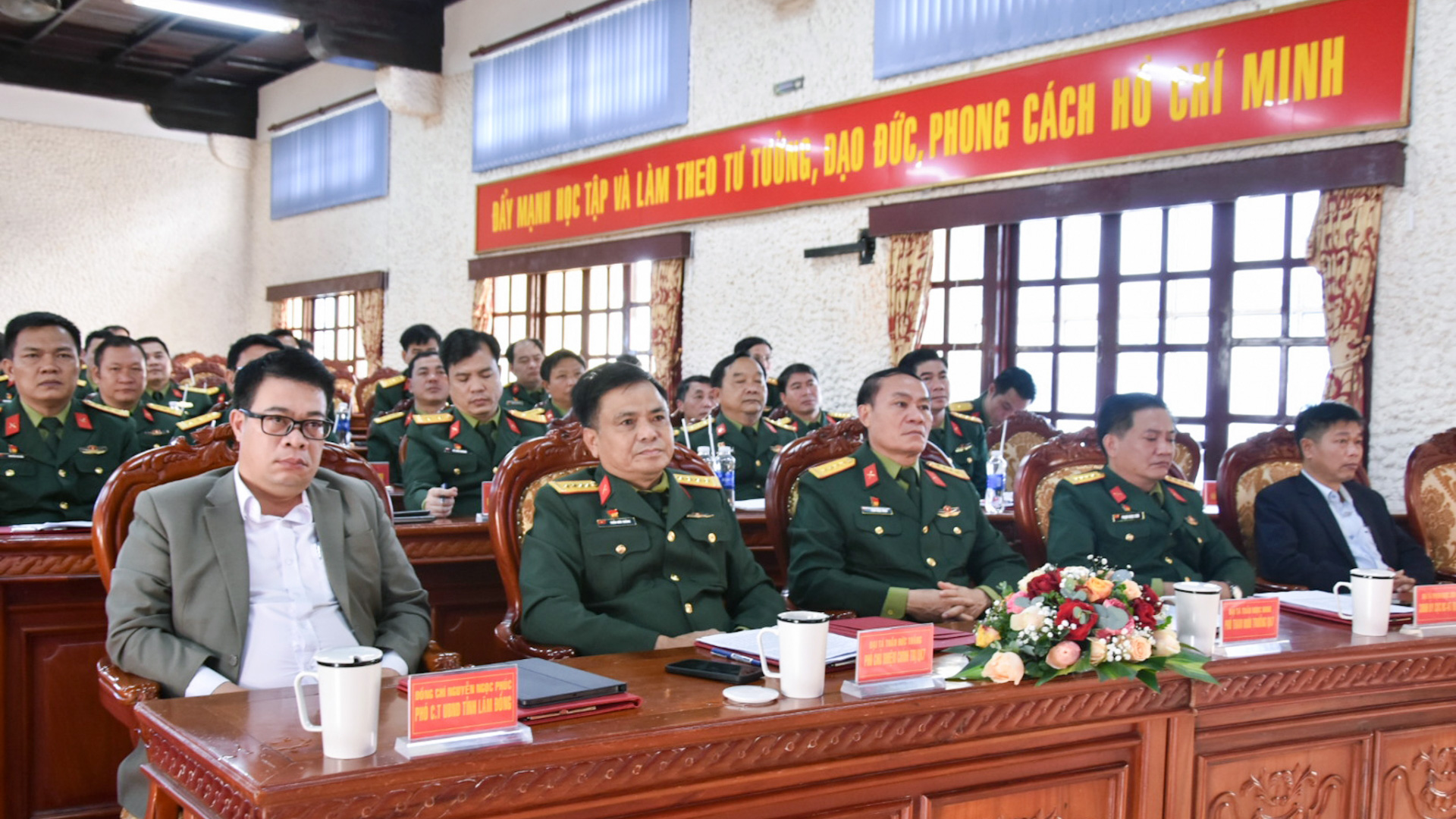 会議には省人民委員会の指導者や第7軍区の代表者が出席した。