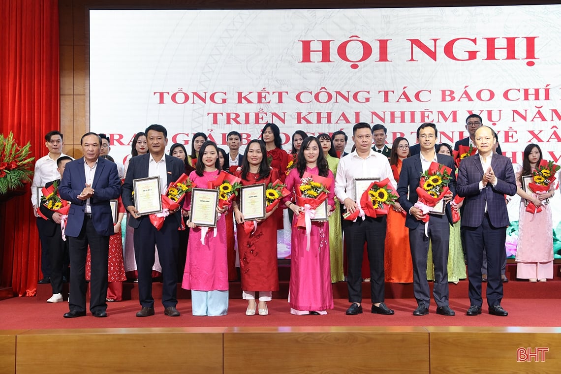 Hà Tĩnh trao thưởng 27 tác phẩm đạt Giải Búa liềm vàng 2023