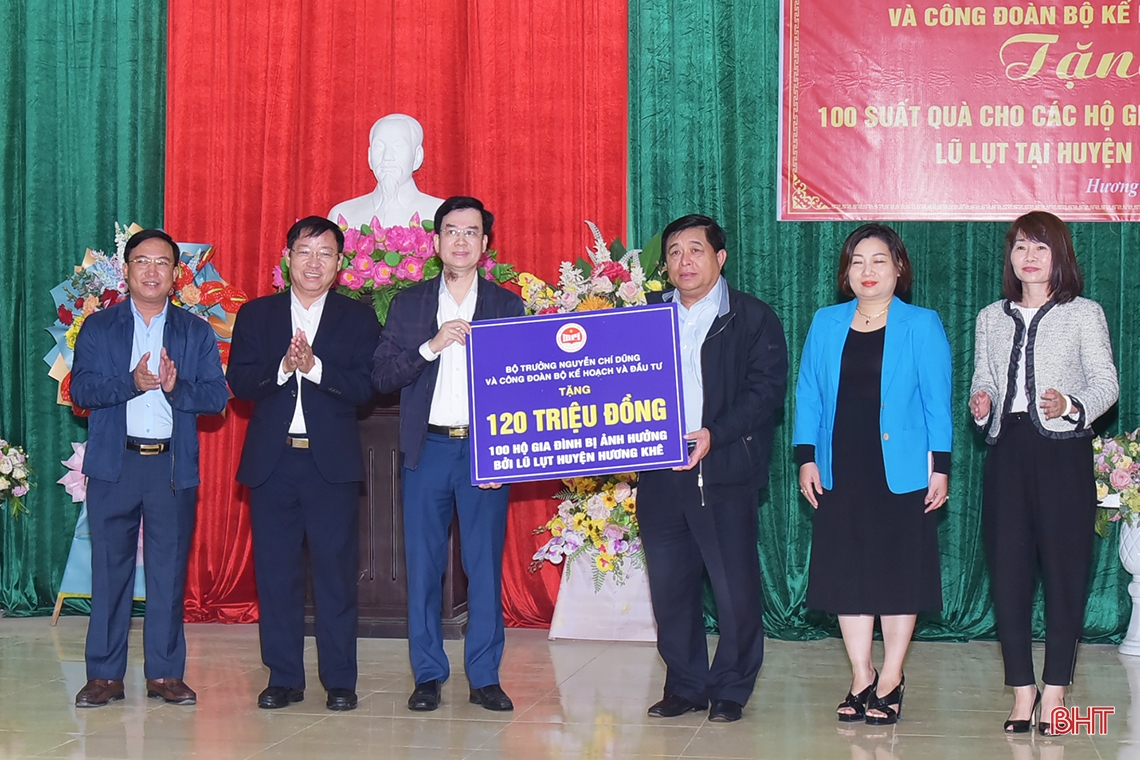 Minister für Planung und Investitionen nimmt an großem Solidaritätsfest teil und unterstützt benachteiligte Familien in Ha Tinh