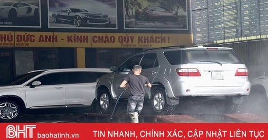 Dịch vụ rửa xe “chạy hết công suất” ngày cận tết