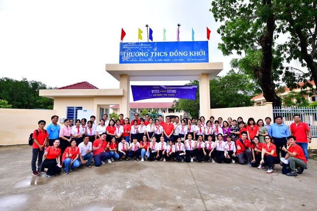 Keppel Group und Tien Phong Newspaper spenden Computer an zwei Schulen im Grenzgebiet von Tay Ninh. Foto 5