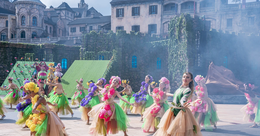 Des dizaines de milliers de touristes viennent chaque jour à Ba Na Hills juste pour profiter de ce spectacle.