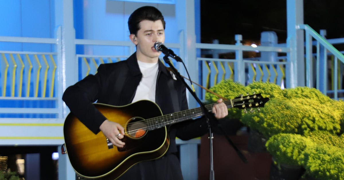 Elliot James Reay performs in Vietnam for the first time