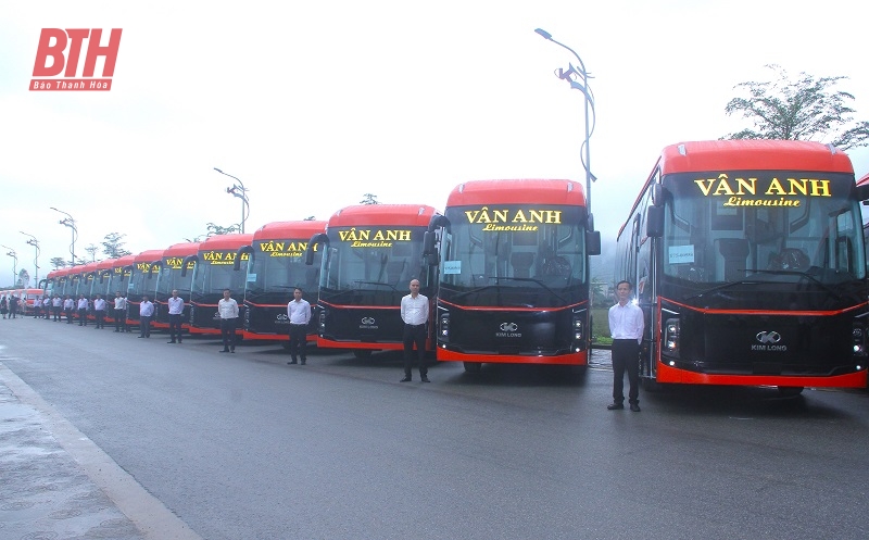 ក្រុមហ៊ុន Van Anh Limousine បានចុះកិច្ចសន្យាទិញរថយន្ត KimLong 99 និង KimLong X9 ចំនួន ២៥០គ្រឿង សម្រាប់ដឹកជញ្ជូនអ្នកដំណើរ។