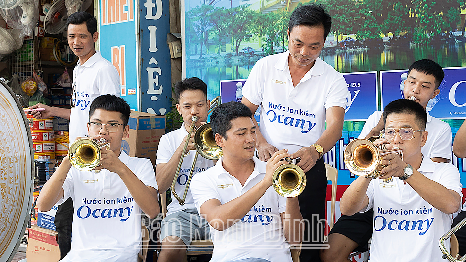 El director de la banda de metales Thanh Nam está guiando a los miembros para practicar la nueva pieza musical.