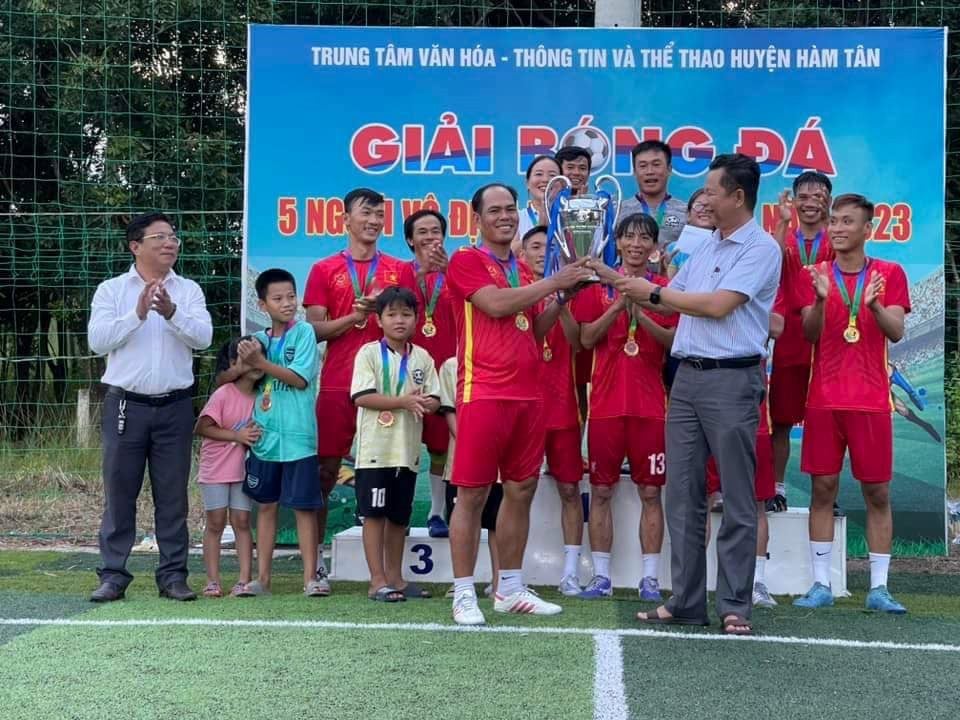 dc-nguyen-thanh-nam-vicepresidente-del-comité-popular-del-distrito-de-ham-tan-entrega-la-copa-al-equipo-campeón.jpg