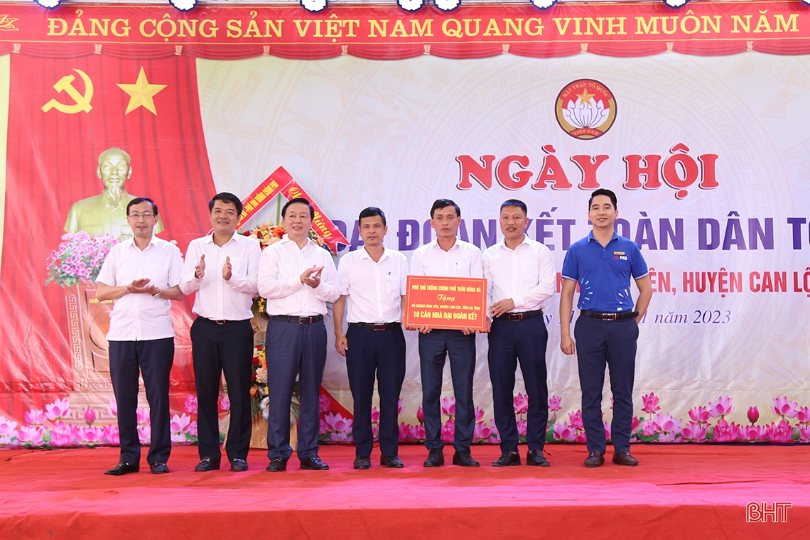 El viceprimer ministro Tran Hong Ha se une al gran festival de solidaridad en Ha Tinh