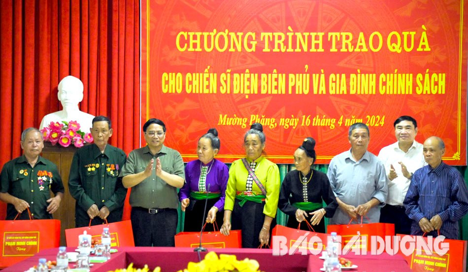 bai-muong-phang-anh-1-pham-minh-chinh-gave-a-gift-at-muong-phang-16.04.2024-.jpg