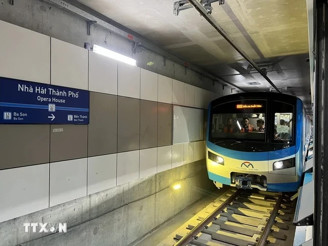The first train of Metro Line No. 1 (Ben Thanh-Suoi Tien) runs on a trial run on the entire route - Ben Thanh Underground Station section, Ho Chi Minh City. (Photo: VNA)