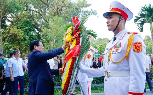 នាយករដ្ឋមន្ត្រី Pham Minh Chinh អុជធូប និងផ្កា ដើម្បីរំលឹក និងគោរពវិញ្ញាណក្ខន្ធដល់វីរៈជន និងយុទ្ធជនពលីនៅ Dien Bien Phu។