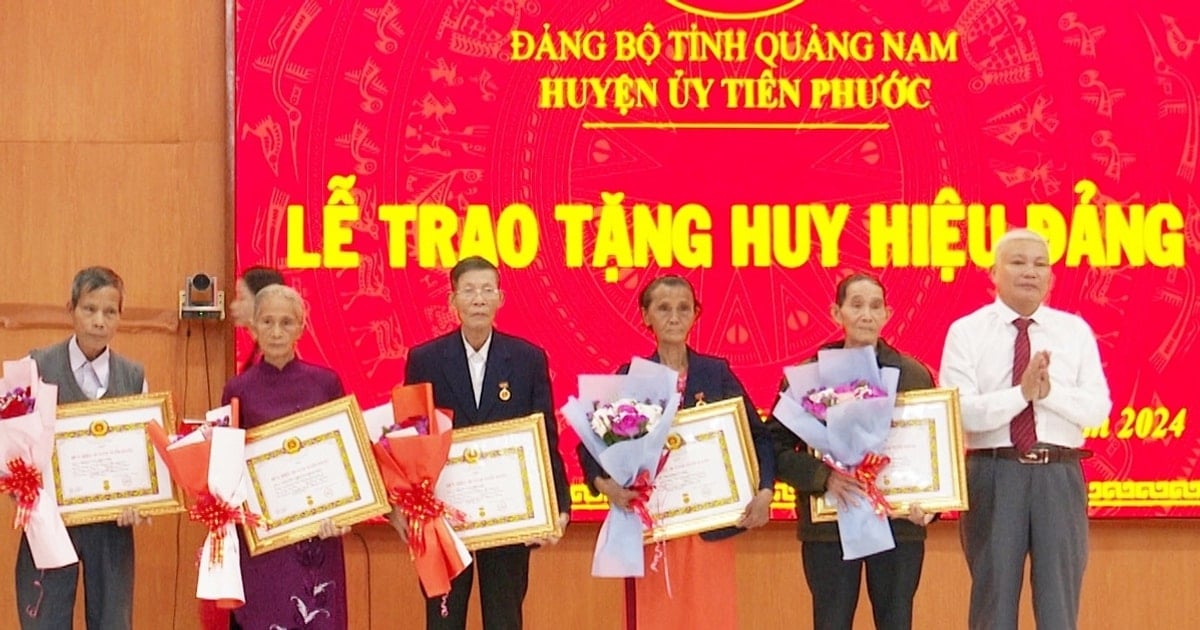 Huyện ủy Tiên Phước trao Huy hiệu Đảng đợt 7/11 cho 6 đảng viên