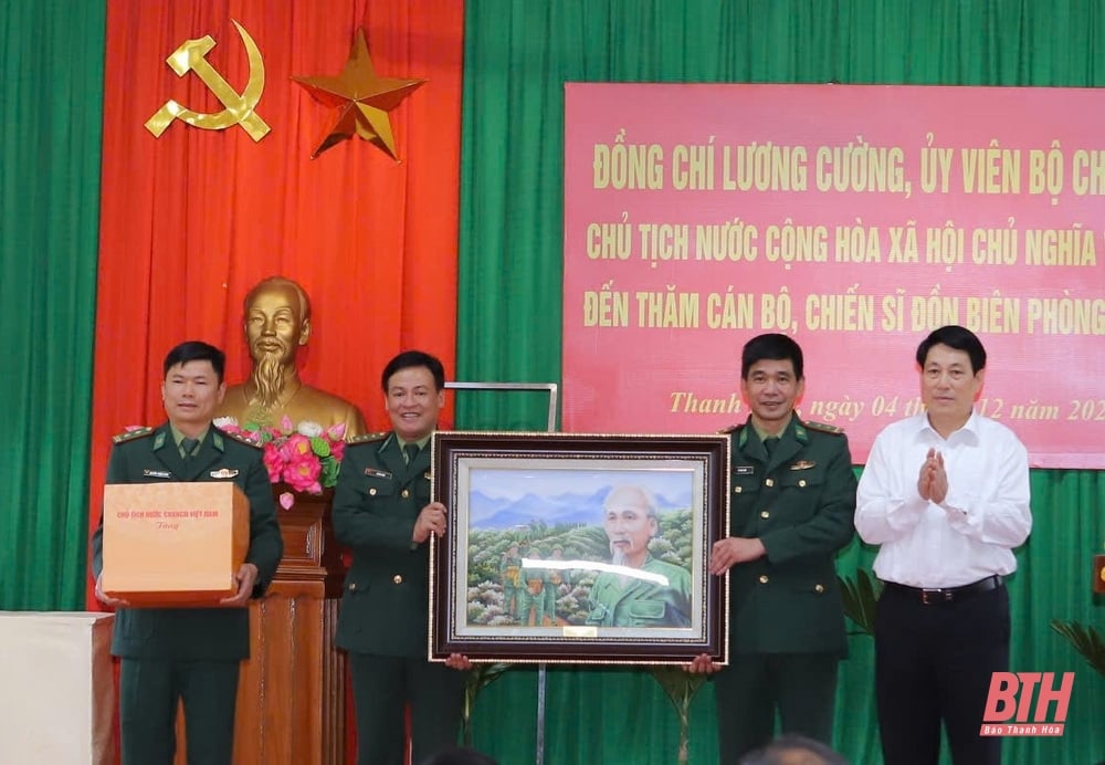 Le président Luong Cuong visite, offre des cadeaux aux familles politiques et encourage les officiers et les soldats du poste frontière de Bat Mot