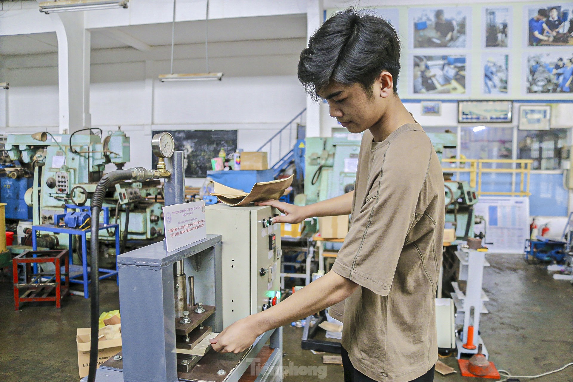 Estudiantes de Da Nang inventan una prensa para platos hecha con materiales ecológicos. Foto 8