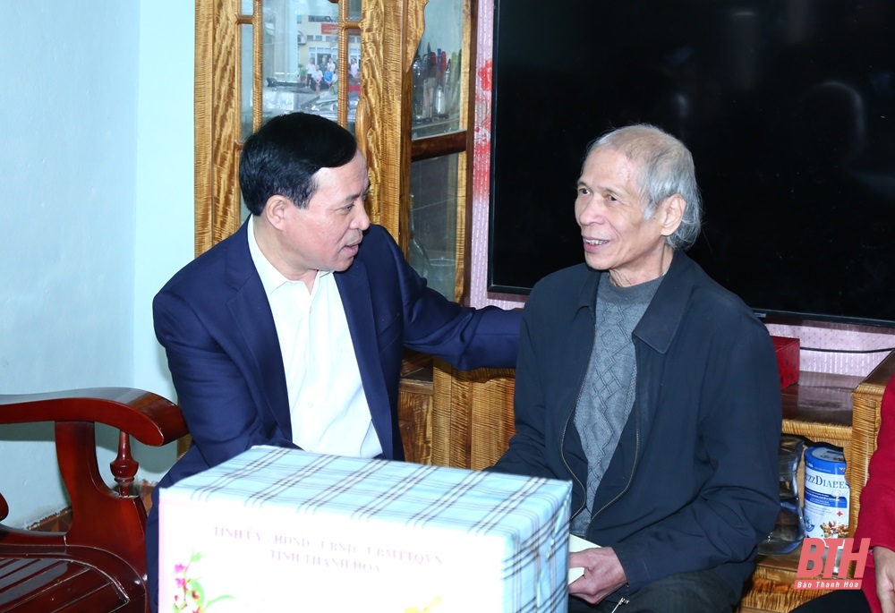 El subsecretario permanente del Comité Provincial del Partido, Lai The Nguyen, visitó el Cementerio Internacional de Mártires de Dong Tam y visitó y entregó regalos a las familias de los políticos en el distrito de Ba Thuoc.