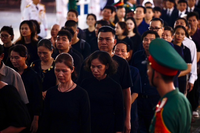 Dòng người dài hàng km nghiêm ngắn chờ viếng Tổng Bí thư trong đêm- Ảnh 15.