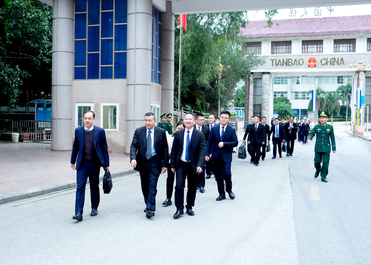 Eine Delegation des Organisationskomitees des Parteikomitees der Stadt Bach Sac besuchte die Provinz Ha Giang und arbeitete dort.  