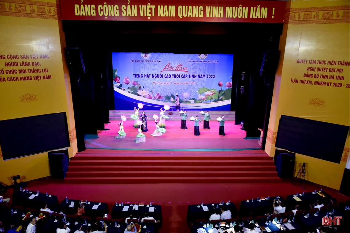 13 groups participate in the 2023 Ha Tinh Province Elderly Singing Festival