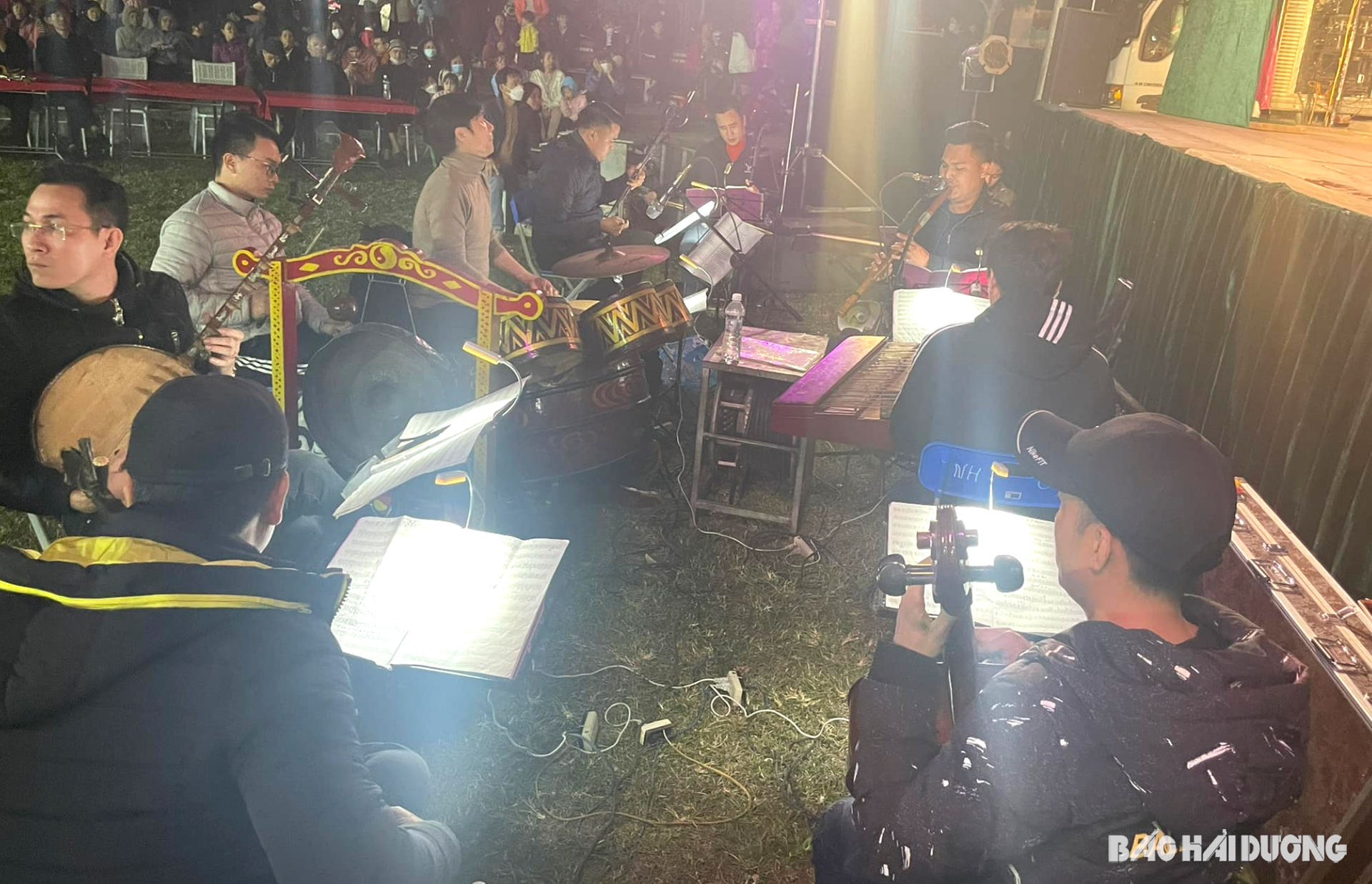 Los músicos del Teatro Hai Duong Cheo actúan al aire libre.