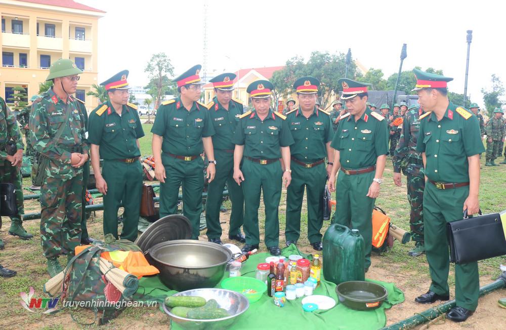 Thiếu tướng Lê Hồng Nhân, Phó Tư lệnh, Tham mưu trưởng Quân khu kiểm tra bảo đảm hậu cần cho lực lượng tham gia phòng chống bão, lụt.