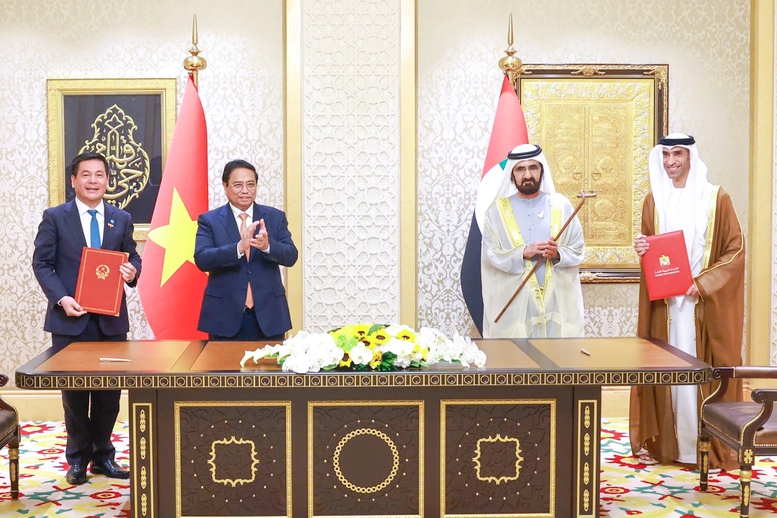 Prime Minister Pham Minh Chinh and UAE Vice President and Prime Minister Sheikh Mohammed bin Rashid Al Maktoum witnessed the signing ceremony of the CEPA Agreement, Vietnam's first free trade agreement with an Arab country - Photo: VGP/Nhat Bac
