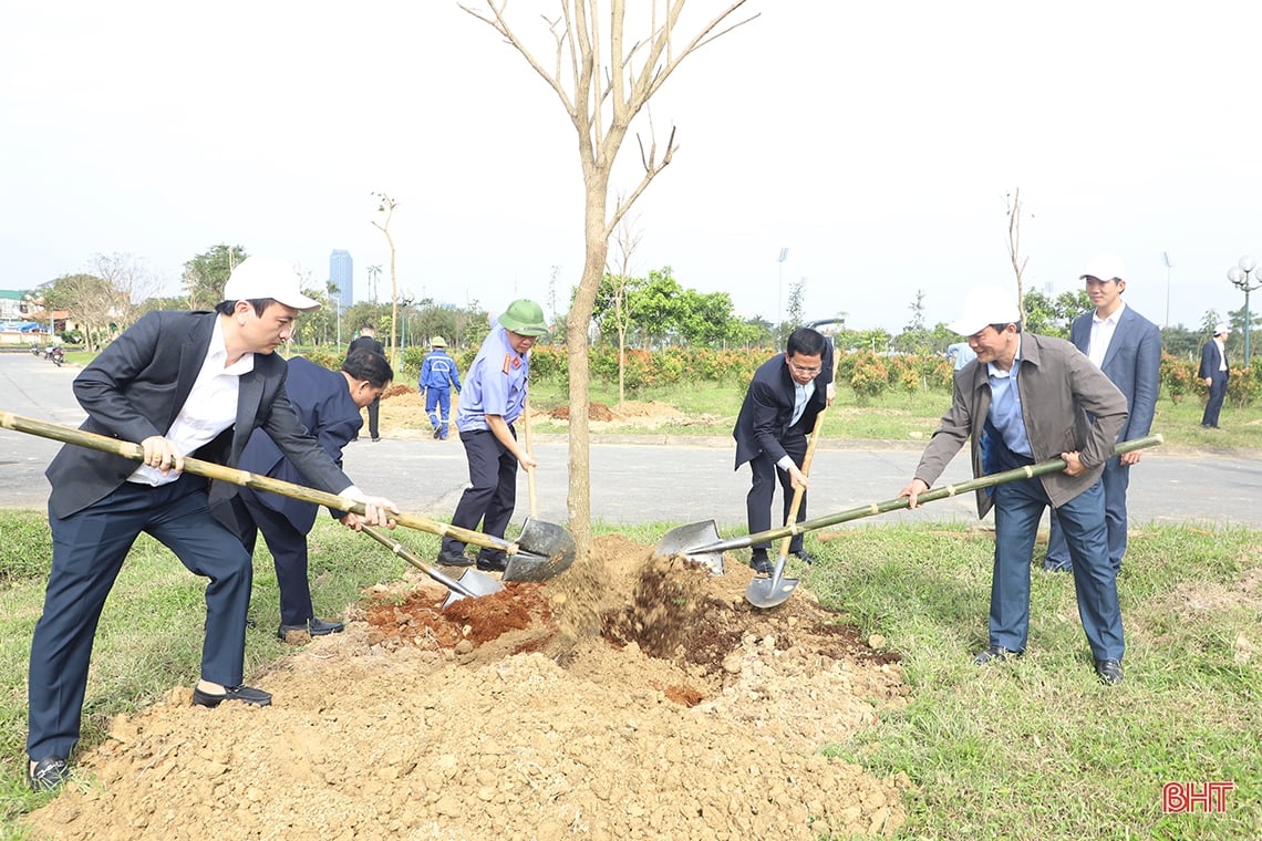 Lãnh đạo tỉnh Hà Tĩnh tham gia Tết trồng cây tại các địa phương