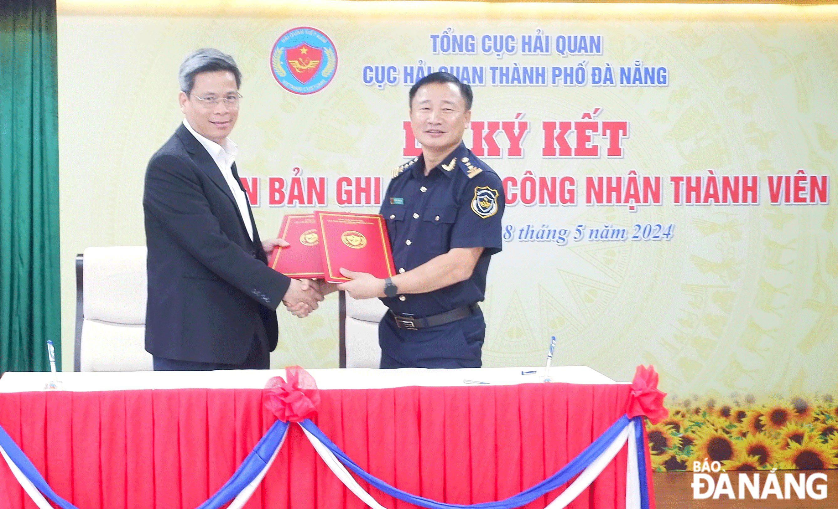 ผู้แทนกรมศุลกากรดานังและบริษัท Da Nang Rubber Joint Stock Company ลงนามบันทึกข้อตกลงเพื่อเข้าร่วมโครงการ 