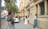 Junge Leute standen Schlange, um an der Mauer im Shanghai-Stil in der Lo Su-Straße einzuchecken.