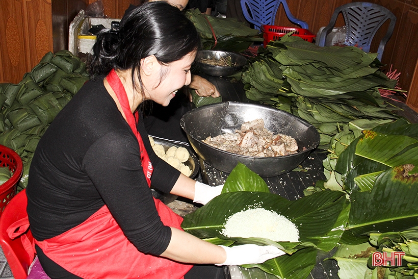 Spitzenzahlung für Banh Chung-Bestellungen im Dorf Khoong