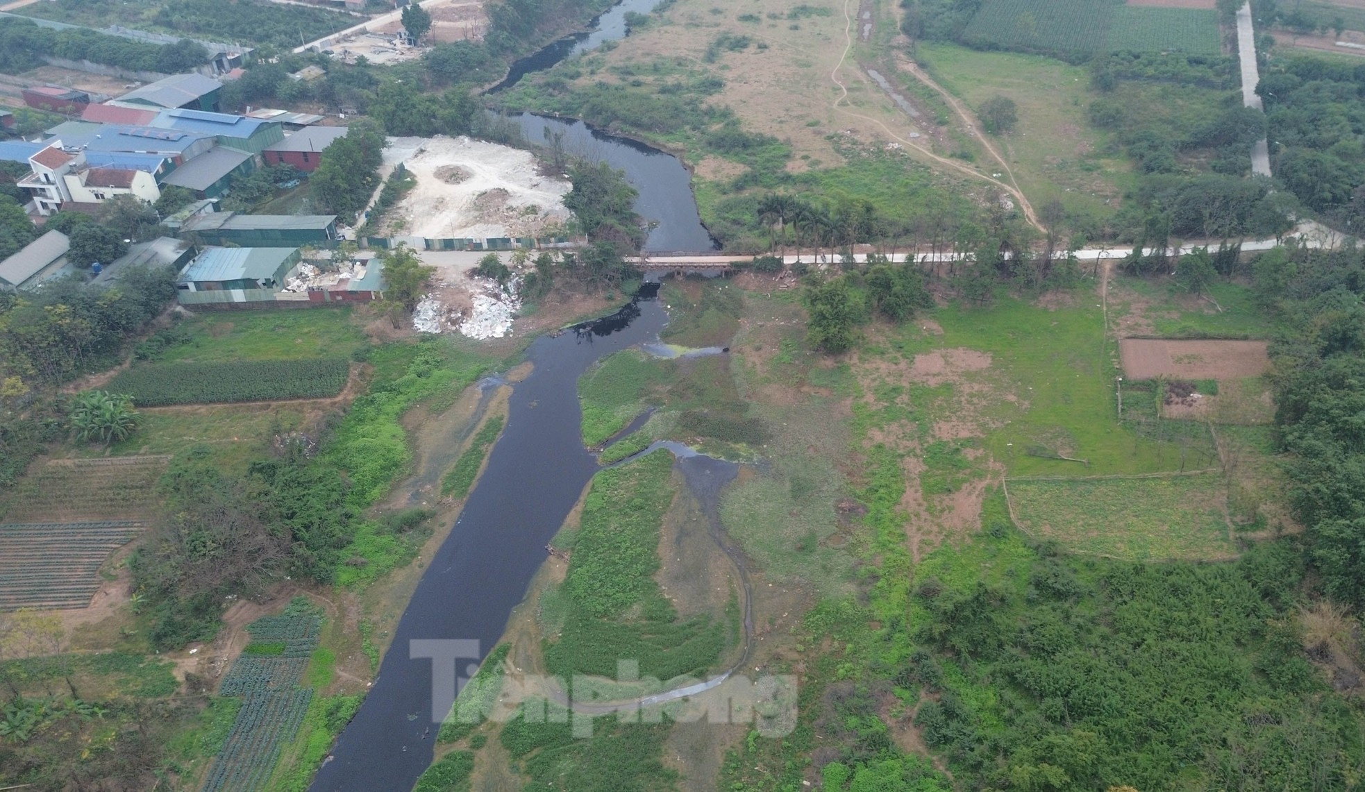 ហាណូយ៖ ទិដ្ឋភាព​បិទ​ជិត​នៃ​ទឹក​សំណល់​ខ្មៅ​ហូរ​ចូល​ទន្លេ​ថ្ងៃ​រូបថត ១២