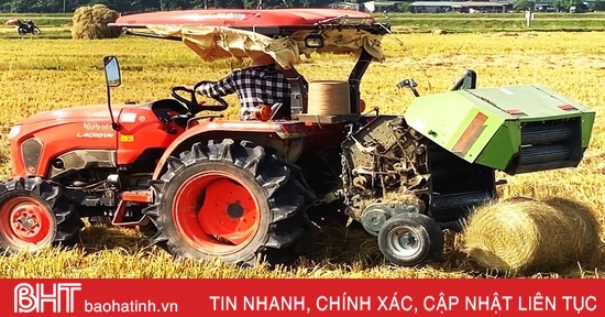 Lợi ích kép từ máy cuộn rơm trên đồng ruộng Hà Tĩnh