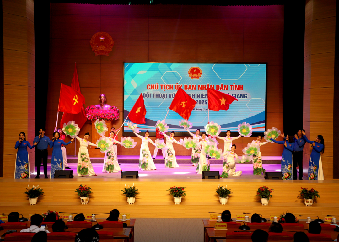 Văn nghệ chào mừng tại buổi đối thoại